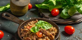 Пряная диетическая гречка с мясом на сковороде