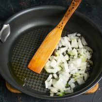 Кладём нарезанный лук на сковородку Кладём нарезанный лук на сковородку
