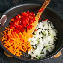 Режем перец маленькими кубиками, добавляем к луку и моркови Режем перец маленькими кубиками, добавляем к луку и моркови