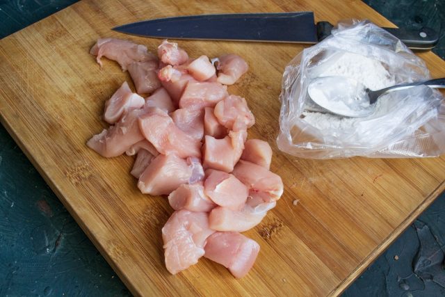 Нарезаем куриное филе большими кусочками и панируем Нарезаем куриное филе большими кусочками и панируем