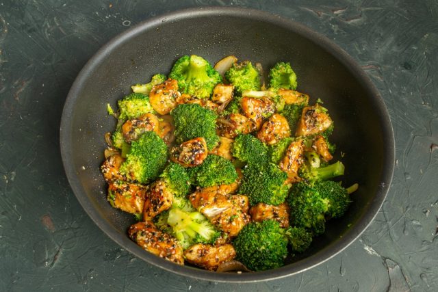 Сочная куриная грудка с брокколи готова Сочная куриная грудка с брокколи готова