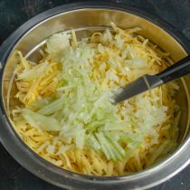 Репчатый лук режем очень мелко Репчатый лук режем очень мелко