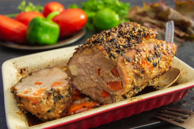 Сочная свинина, запеченная с кунжутом и горчицей в духовке Сочная свинина, запеченная с кунжутом и горчицей в духовке