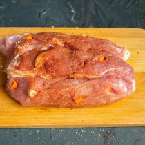 Натираем кусок мяса специями со всех сторон Натираем кусок мяса специями со всех сторон