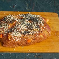 Обваливаем мясо в кунжутных семечках Обваливаем мясо в кунжутных семечках