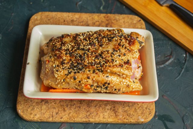Кладём обжаренное мясо на морковку Кладём обжаренное мясо на морковку