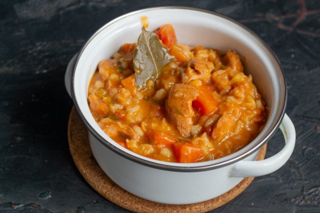 Ароматная гороховая каша с мясом готова