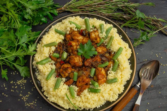 Куриная грудка с кускусом и сухофруктами — блюдо за 30 минут Куриная грудка с кускусом и сухофруктами — блюдо за 30 минут