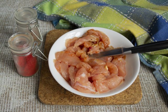 Нарезаем и маринуем мясо Нарезаем и маринуем мясо