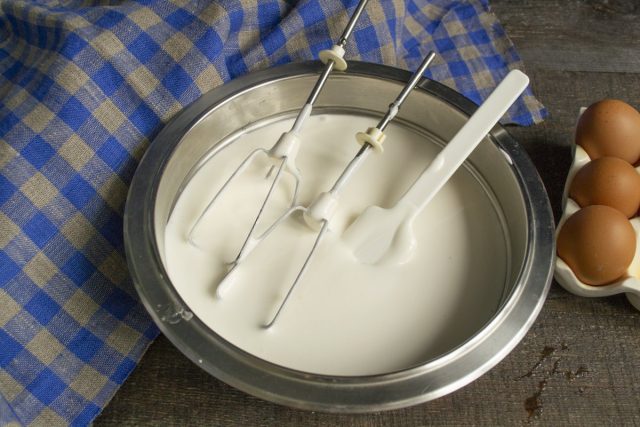 Выкладываем взбитую массу в миску Выкладываем взбитую массу в миску