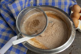 Просеиваем муку с какао в миску Просеиваем муку с какао в миску