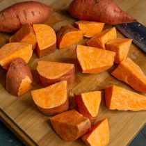 Нарезаем клубни батата крупными кусками