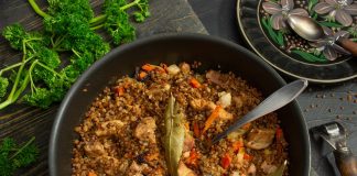 Рассыпчатый плов из гречки по-деревенски