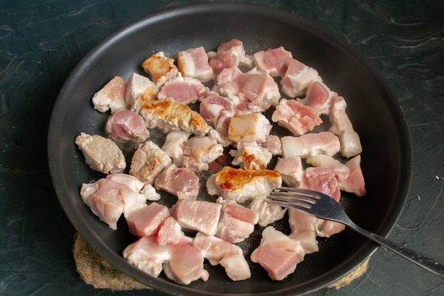 Обжариваем мясо на сухой сковороде отдельно от овощей Обжариваем мясо на сухой сковороде отдельно от овощей