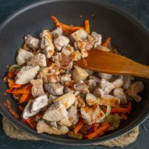 Обжаренное мясо добавляем к овощам Обжаренное мясо добавляем к овощам