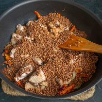 Насыпаем гречневую крупу на мясо Насыпаем гречневую крупу на мясо