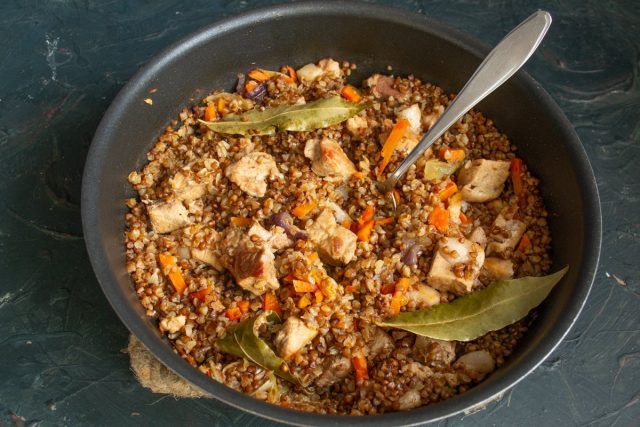 Рассыпчатый плов из гречки по-деревенски готов Рассыпчатый плов из гречки по-деревенски готов
