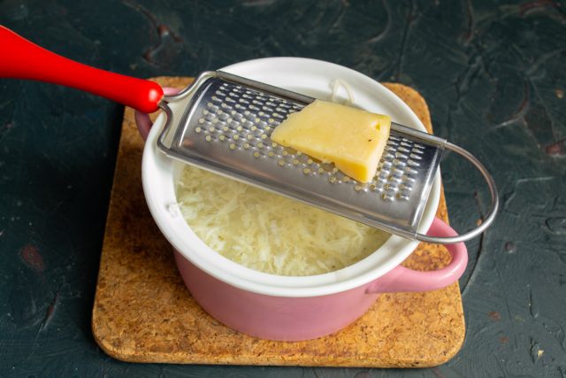 По вкусу солим и перчим суп, добавляем тёртый пармезан По вкусу солим и перчим суп, добавляем тёртый пармезан