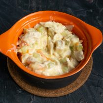 Смазываем форму размягченным маслом, выкладываем курицу