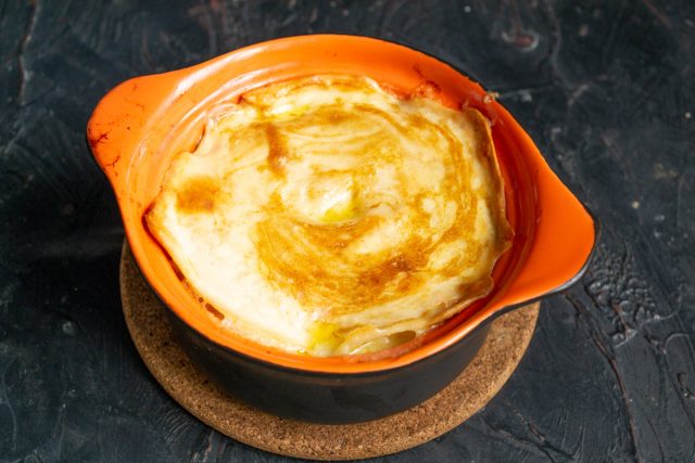 Сочная куриная запеканка с сыром и сливками готова