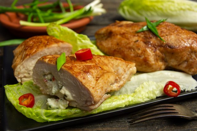 Фаршированные куриные грудки с фетой и розмарином