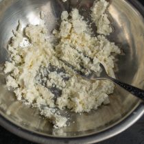 Вилкой разминаем сыр фета