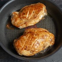 Достаём курицу из духовки, даём мясу отдохнуть 