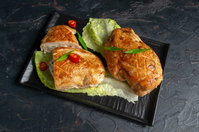 Фаршированные куриные грудки с фетой и розмарином готовы
