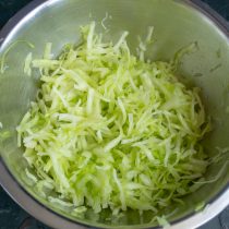 Посыпаем капусту солью по вкусу и тщательно растираем руками