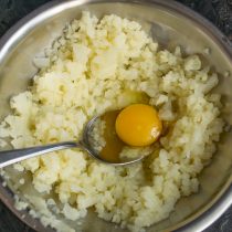 Добавляем к овощному фаршу куриное яйцо, перемешиваем