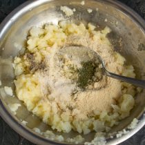 Добавляем сушеный укроп, по вкусу солим и перчим