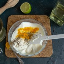 Насыпаем в соус молотую куркуму на кончике ножа Насыпаем в соус молотую куркуму на кончике ножа
