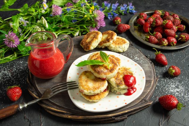 Нежные сырники с клубничным соусом Нежные сырники с клубничным соусом