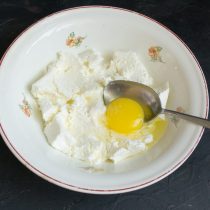 К творогу добавляем куриное яйцо, соль и сахарный песок К творогу добавляем куриное яйцо, соль и сахарный песок