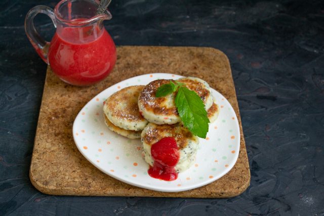 Нежные сырники с клубничным соусом готовы Нежные сырники с клубничным соусом готовы
