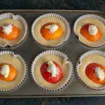 На абрикосы кладём кусочки масла, посыпаем сахаром На абрикосы кладём кусочки масла, посыпаем сахаром