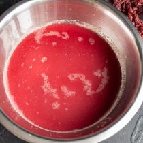 Смешиваем сок с пюре и процеженный отвар Смешиваем сок с пюре и процеженный отвар
