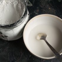 Отмеряем картофельный крахмал, заливаем холодной водой, размешиваем Отмеряем картофельный крахмал, заливаем холодной водой, размешиваем