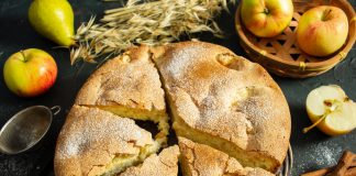 Шарлотка с грушами и яблоками — самый простой рецепт