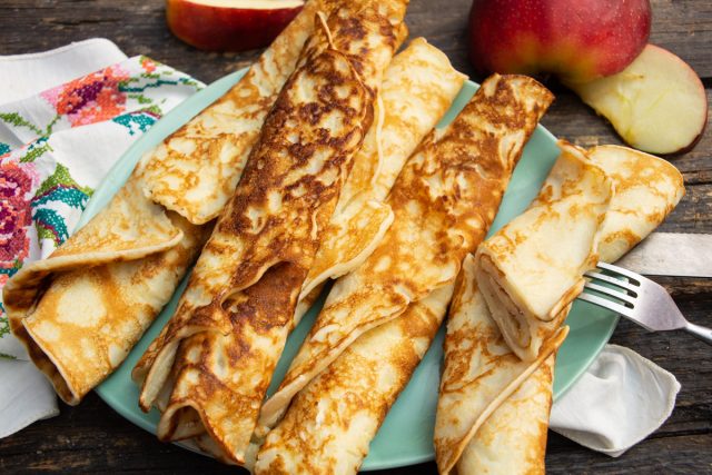 Нежные яблочные блины с маслом и сгущенкой Нежные яблочные блины с маслом и сгущенкой