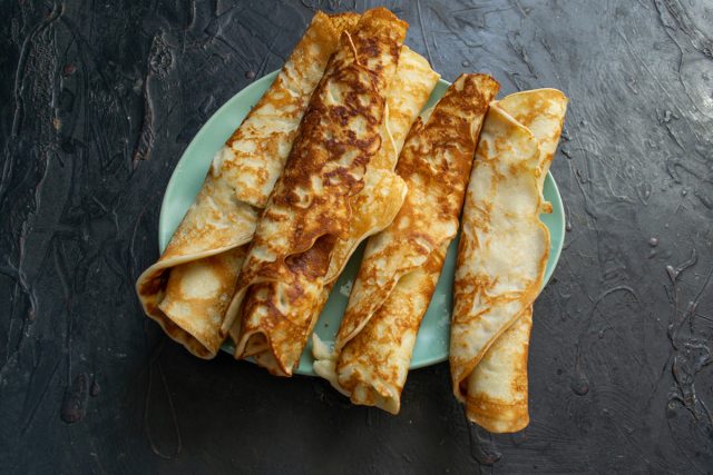 Нежные яблочные блины с маслом и сгущенкой готовы Нежные яблочные блины с маслом и сгущенкой готовы