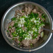 Измельчаем зелёный лук и отправляем в миску Измельчаем зелёный лук и отправляем в миску