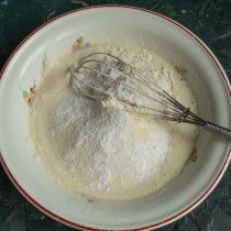 Смешиваем яйца с сахаром венчиком, добавляем муку, манную крупу и разрыхлитель теста Смешиваем яйца с сахаром венчиком, добавляем муку, манную крупу и разрыхлитель теста