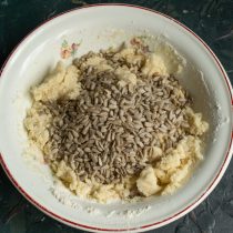 Перемешиваем муку со взбитыми яйцами, добавляем семена подсолнуха Перемешиваем муку со взбитыми яйцами, добавляем семена подсолнуха