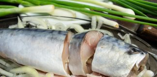 Скумбрия соленая в пакете целиком