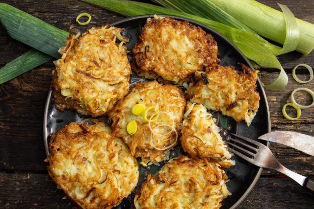 Вкусные деруны с луком на крупной тёрке Вкусные деруны с луком на крупной тёрке