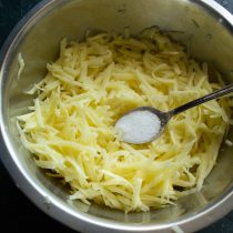Картофель солим, перемешиваем и оставляем на 10 минут Картофель солим, перемешиваем и оставляем на 10 минут