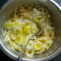 Разбиваем куриное яйцо, по вкусу солим и хорошо перемешиваем тесто Разбиваем куриное яйцо, по вкусу солим и хорошо перемешиваем тесто