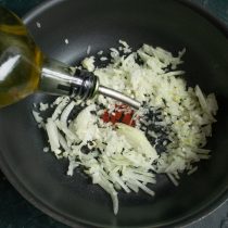 В глубокую сковороду наливаем растительное масло, кладём сливочное и нарезанную луковицу В глубокую сковороду наливаем растительное масло, кладём сливочное и нарезанную луковицу