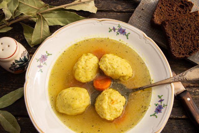 Бульон с клецками из манки и поленты — бюджетно и вкусно Бульон с клецками из манки и поленты — бюджетно и вкусно